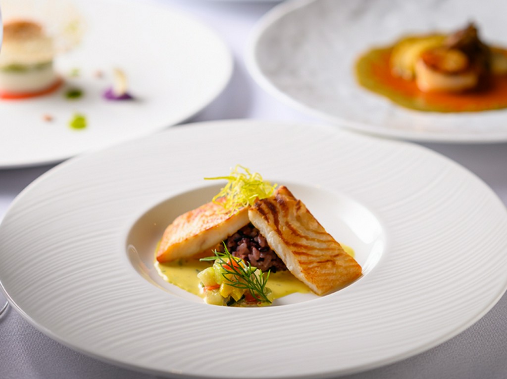 漁港直送の魚介の一皿