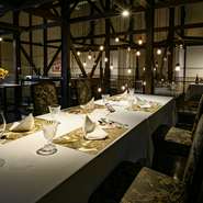 2階、吹き抜けを挟んでの席、4～6名様。ご家族の記念日で会食等におすすめです。