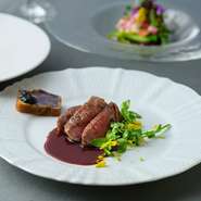 ※ディナータイムは別途サービス料10％を頂戴しておりますのでご了承ください。
