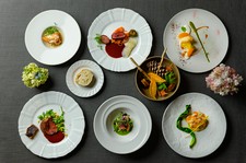 北海道の旬の食材を贅沢に使用したシェフ渾身のフルコースです。
