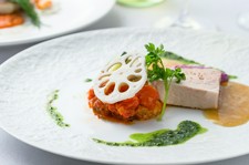 魚介、お肉料理がセットされたランチタイムのミニフルコース。ご友人とのランチライムをお楽しみ下さい。　