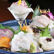紀伊長島産メインの魚介を使った刺身盛合わせ。新鮮な旬の魚を盛り合わせでご提供いたします！スタッフまでお尋ねください。 
