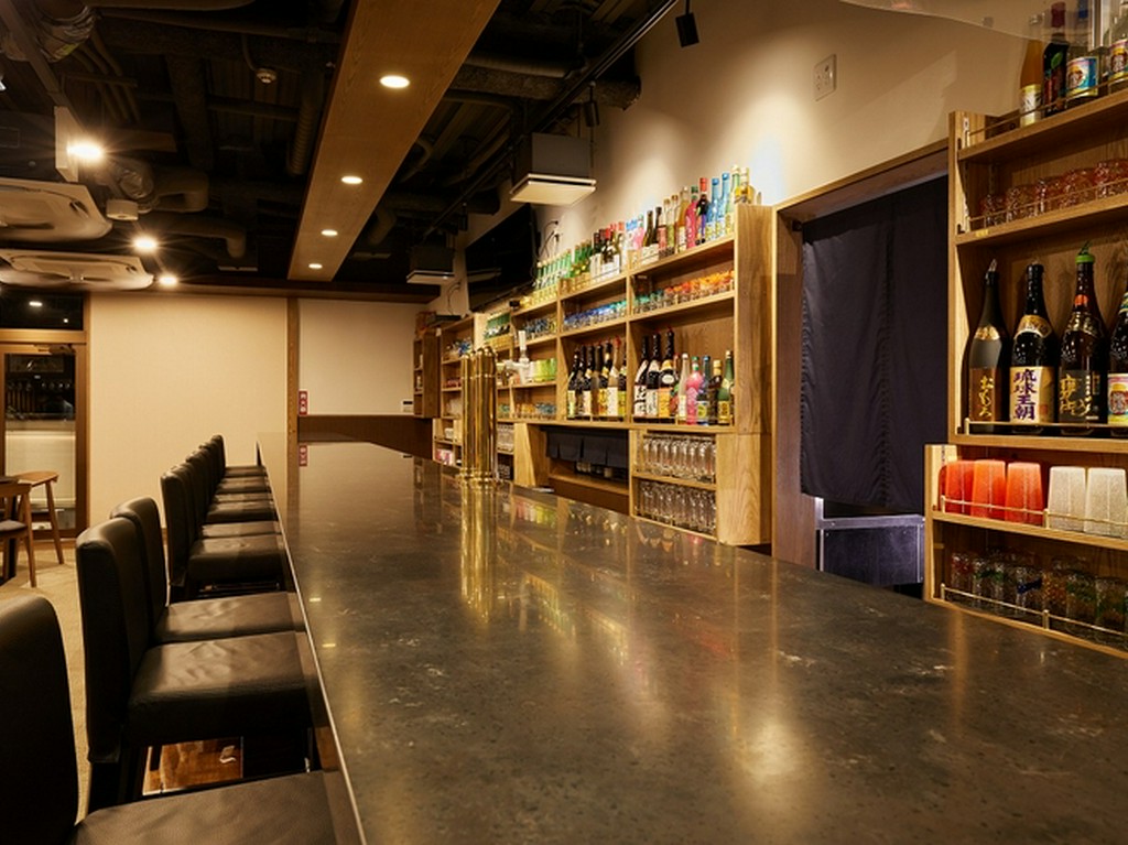 著名人も多く訪れ、店内には所狭しとサイン色紙が