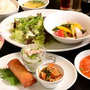 2名様からのディナーセットです。
下記の月替わりセレクトメニューよりお好きな料理4品と
お好きなご飯もの1品がセットになった
ディナータイムのみの【精華苑】特別メニューです。

※16：30～20：30