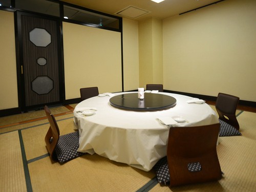 座敷のお部屋もご用意しておりますのでお気軽にご利用下さい