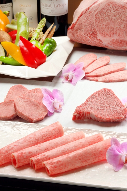 ★回头客第一名★ 推荐套餐，包含夏多布里昂牛排、特选盐渍黑舌头、特选牛里脊寿喜烧三大人气菜品