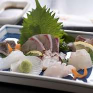 市場や漁師さんから仕入れた魚をその日の刺身にします。