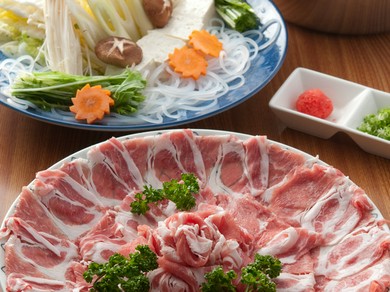 鍋料理もあり。地元鹿児島産の黒ブタしゃぶしゃぶ