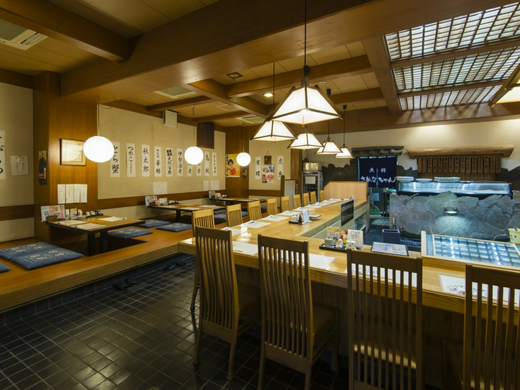 様々なシーンに対応するダイニング