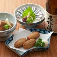 鹿児島で有名な「自家製さつま揚げ」、「豚骨」、「キビナゴ刺身」など全て手造りの郷土料理。店内に中央にはカウンター席も完備しています。お仕事帰りにお立ち寄りください。