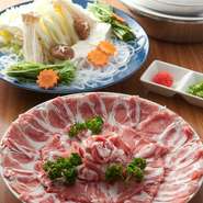 地元鹿児島産の黒ブタをポン酢、また特製タレでさっぱりといただく。
※1人前の価格です。ご注文は2人前から承ります。