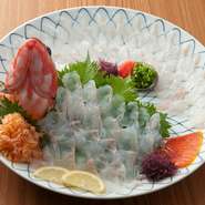 淡い桃色の身が美しいアコウ。ぷりぷりした食感をお楽しみください。