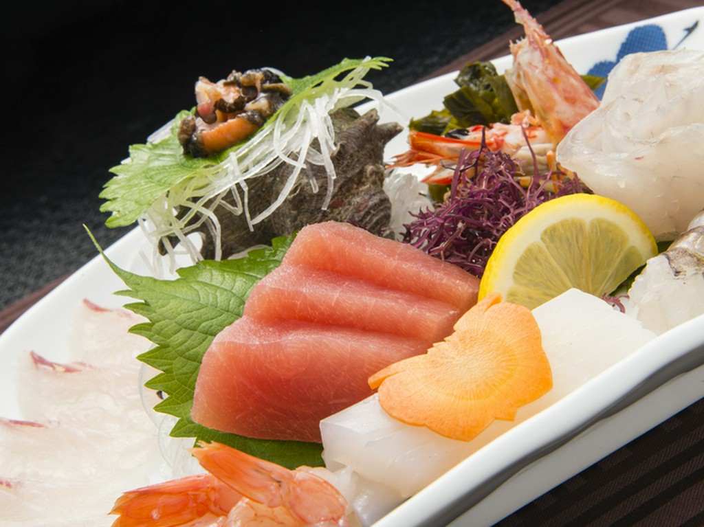 当店自慢の「天然地魚の刺身盛り」