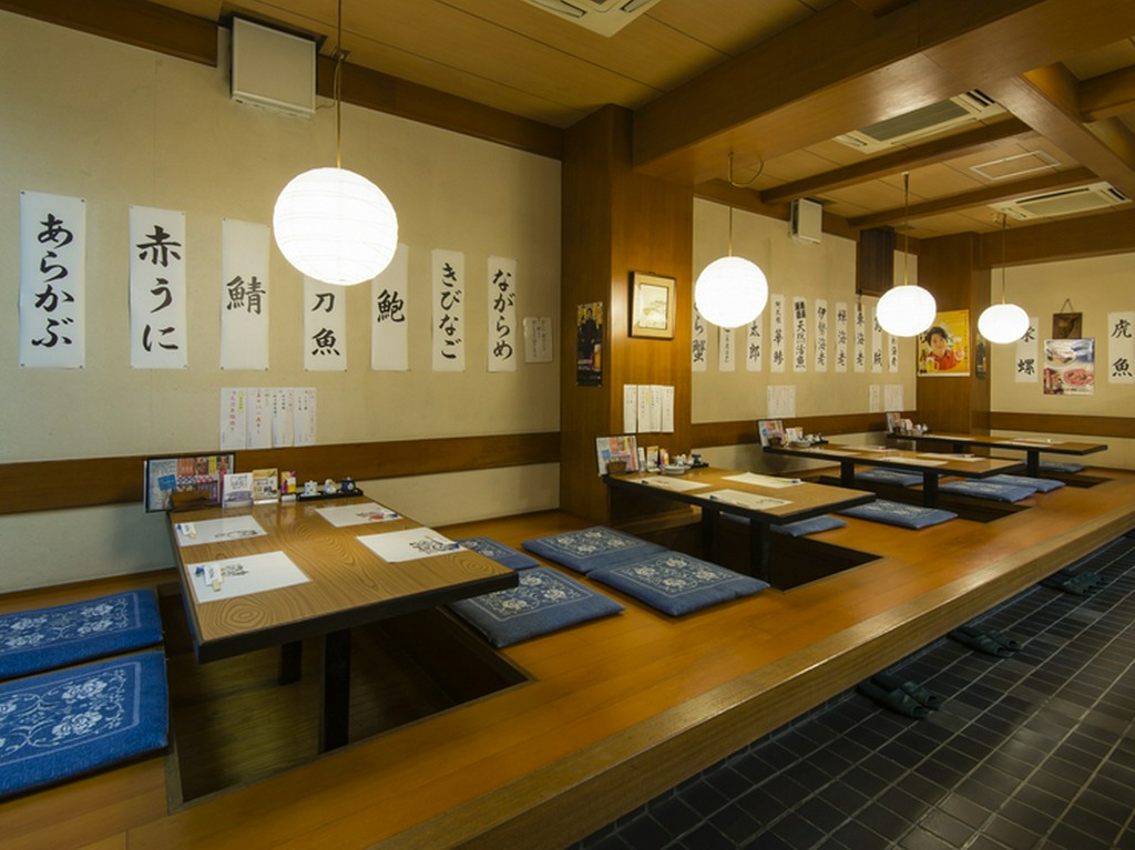 掘りごたつ式の寛げるテーブル席