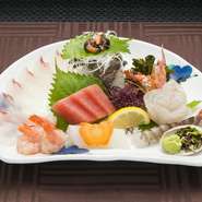 海に近い立地柄、獲れたての魚が新鮮なまま入荷しております。店内の生簀では、「ヒラメ」「伊勢海老」「おこぜ」「天然車海老」など様々な活きた魚介が勢揃い。新鮮な天然活魚の美味しさをぜひご賞味ください。