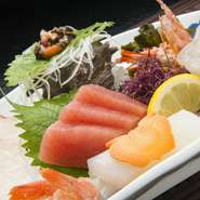 鹿児島近海で水揚げされる新鮮な地魚、養殖ではない“天然活魚”にこだわる当店。自然界でたくましく育ったプリップリの食感と旨みは魚好きにはたまらない美味しさです。