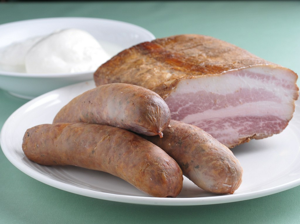 地元の豚肉は、ソーセージやハム、ベーコンに。