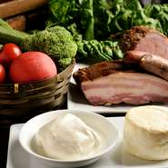 手づくりしたハムやソーセージ、ベーコンは地元の豚を使用。モッツァレラチーズも地元の牛乳を使用し手づくりしています。契約農家から仕入れる「地場野菜」とともに、季節を感じるこだわりの一皿をご堪能ください。