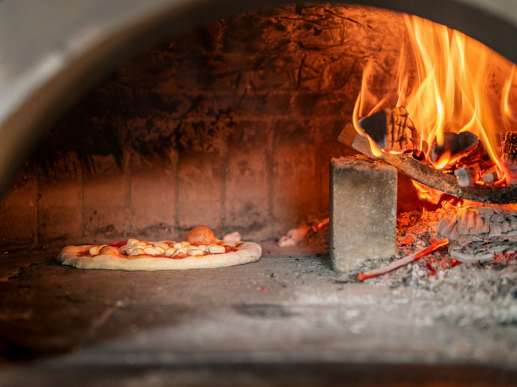 ランチもディナーも、薪窯で焼いたアツアツピザを満喫！