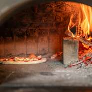 店内の薪窯でピザを焼いているため、いつでも出来立てアツアツを食べられます。アラカルトに＋500円で「本日のドルチェ」をセットにできる、お得なランチメニューはいかがでしょう？