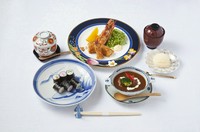 ■ ジュース（オレンジ・りんご・ウーロン茶の中から選択）
■ 海老フライ　■ ビーフシチュー　■ 茶碗蒸し
■ 海苔巻三種　■ お味噌汁
■ アイスクリーム（バニラ・苺・抹茶の中から１つ選択）