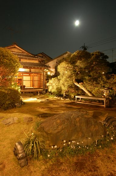 あたたかな灯りで照らされた、夜の庭の風景をお楽しみください