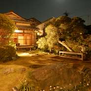 あたたかな灯りで照らされた、夜の庭の風景をお楽しみください