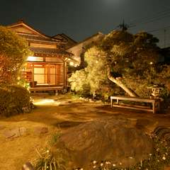 あたたかな灯りで照らされた、夜の庭の風景をお楽しみください