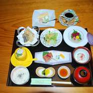 平日15食・土日祝日10食限定季節ごとに、メイン料理が変わり、四季折々の味が楽しめます。デザート・コーヒー付き