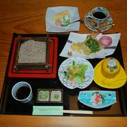 昼間10食限定　栃木県産そば粉使用10割手打ちそば。海老と野菜の天婦羅。自家製豆腐・小鉢・サラダ
デザート・コーヒー付き
