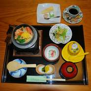 鶏肉釜めし・帆立釜めし・豚角煮釜めし・鯛釜めし各2,200円税込
海鮮釜めし2,500円税込　うなぎ釜めし2,700円
デザート・コーヒー付き