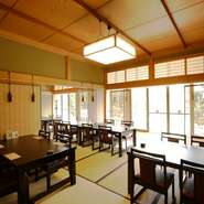 店内は畳敷きですが、テーブル席がございます。ゆっくりくつろいでお食事をしていただくことができます。