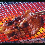 当店ではおいしく召し上がって頂く為にご注文を頂いてから一枚一枚ていねいに炭火焼きしております　店主