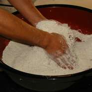 北海道のそば粉で一番の質と生産量を誇る幌加内。産地から直接そば粉を仕入れ、持ち味を引き出します。