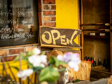 子ども連れも安心。家族でも利用できる温かみある店内