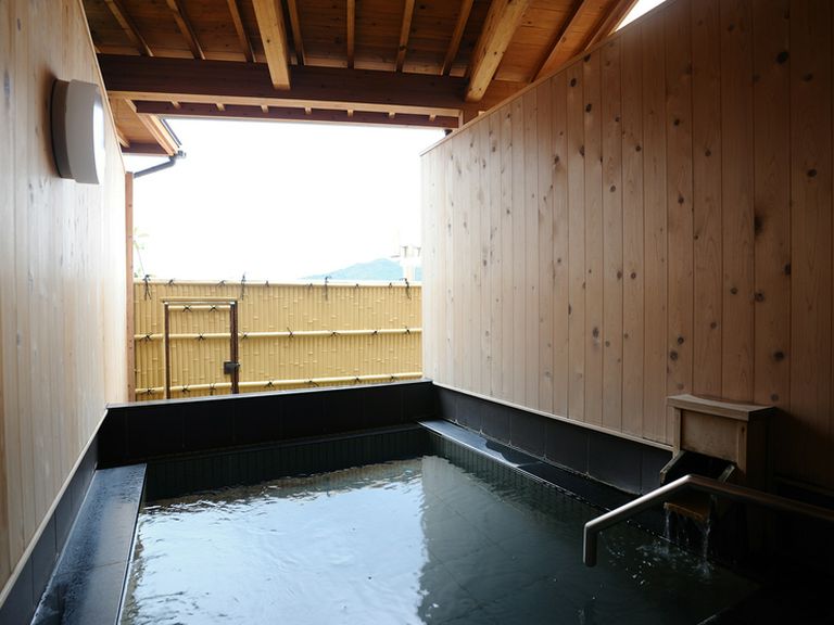 目の前に広がる自然を満喫できる、檜風呂