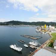 夜の帳が下りると、満点の星空の輝き、海沿いの街の明かりの瞬き、光の競演をお楽しみいただけます。