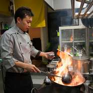 「広東料理を中心に、麻婆豆腐や辣子鶏といった辛みの強い四川料理や創作中華も用意しています。本物の味を気楽に楽しんでほしい」とオーナーシェフの鷲尾さん。その味付けには、熱烈なファンが多いです。