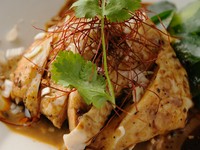 茹でた鶏を辛めに味つけた四川料理の定番冷菜。その由来どおり、一度、手をつけるとヤミツキになります。