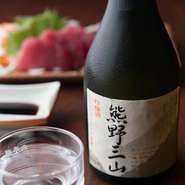 世界遺産、熊野地方唯一の蔵元で造られる『熊野三山』。キリっと辛口な味わい。ほか和歌山地元のお酒ご用意