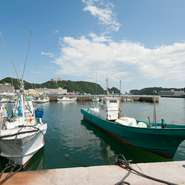 お店の先すぐの場所に勝浦漁港があります。お食事の後、潮風を感じながらお散歩はいかがですか？