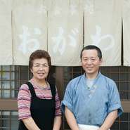 お店の女将　小川さんと瀧本料理長。　優しく丁寧に対応してくれる女将さんは、「これはクジラのどこですか？」そんな質問にも親切に応えてくれます。　おかみさんの笑顔にホッとするのは間違いなし。いつしかリピーターになっているかもしれません。