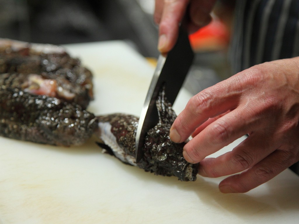 店主　中潟さんの包丁さばきに酔う