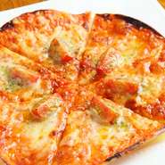 チーズを3種類使ったオリジナルの味。チーズとの相性バツグンの自家製トマトソースをたっぷり使ってます。