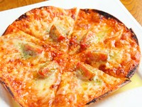 チーズを3種類使ったオリジナルの味。チーズとの相性バツグンの自家製トマトソースをたっぷり使ってます。