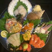 毎朝通う市場から店主が厳選する鮮魚の盛合せ
ご予約いただければ、値段や希望に応じて盛ります。
