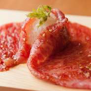 季節ごとに和牛の銘柄を変えるなど、季節感に対するパフォーマンスを大切にしています。お肉はすべて料理長がカット、良い肉の選別まで一皿一皿確かな目でこだわりをもって提供しています。