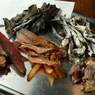 無化学調味料にこだわり、スープには大山鶏をベースに、仔牛の骨、スジ肉をロースとして香ばしさを加えています。だし醤油には煮干しやかつお節、しいたけ、昆布の旨みを取り込んでいます。