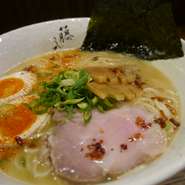 目黒で話題の新店！濃厚なのにサッパリ。鶏の濃厚さと牛をローストしたコクを堪能ください。
つけ麺は中盛りまで無料！！『あつもり』もおすすめです。
おなかイッパイになりたい人も満足！