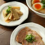 煮タケノコや豊潤味付け玉子、仕込みにこだわったチャーシューなど、藤しろのラーメン・つけ麺にピッタリ！